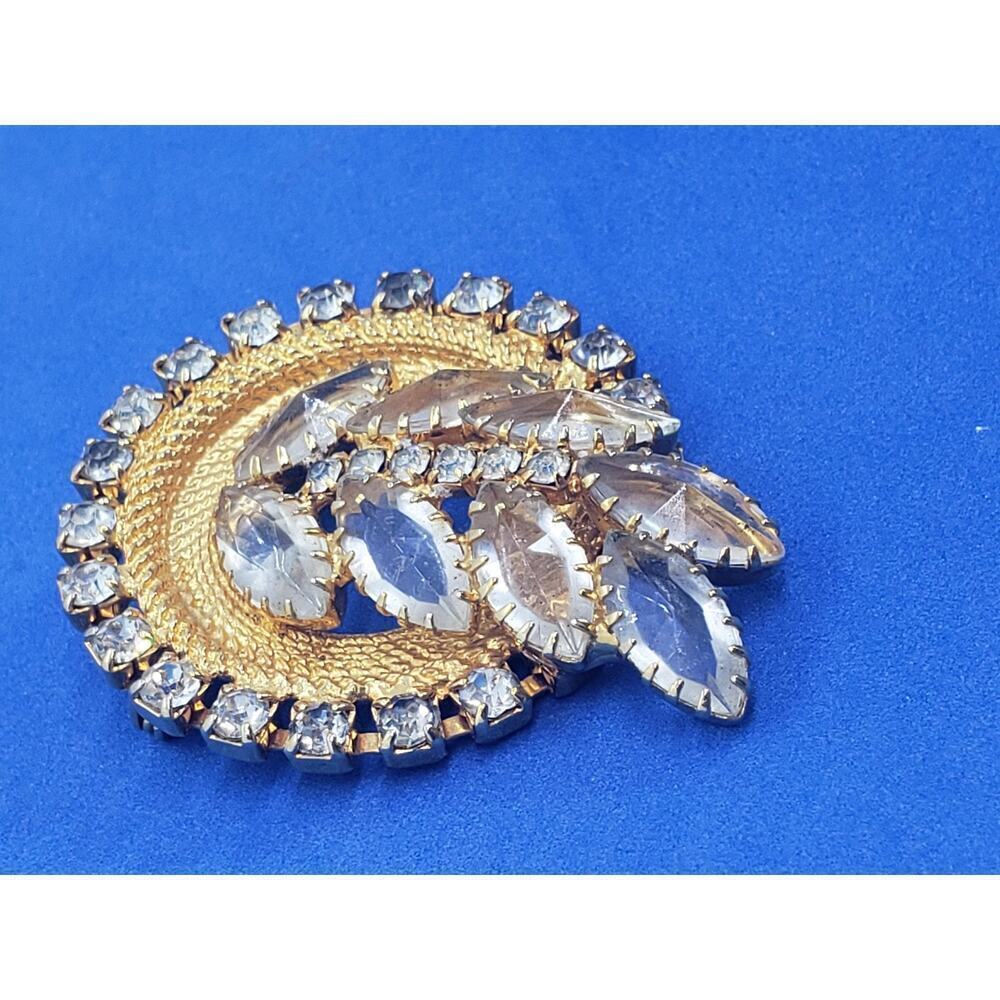 Vintage Gold & Clear Rhinestone Big Wreath Brooch Mesh Prong Set 1950s Stunning - Picture 7 of 11